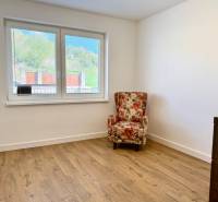 REZERVOVANÉ Na prenájom 4 izbový rodinný dom, Pata, ul. Pod Vinohradmi - Izba s podlahou s dreveným dekorom, kvetinovým kreslom a oknom orientovaným von.