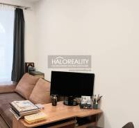 Predaj, trojizbový byt Komárno - Obývacia izba s pohovkou, stolíkom a podlahou s dreveným dekorom v 3-izbovom byte.