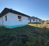 Ponúkame na predaj 4 izbový byt v rodinnom dome s pozemkom - Stavba rodinného domu na Vyšnej Šebastovej v Prešove na trávnatom pozemku.