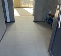 Ponúkame na predaj 4 izbový byt v rodinnom dome s pozemkom - Chodba v rodinnom dome s podlahovým kúrením, výhľad smeruje na ulicu Vyšná Šebastová.