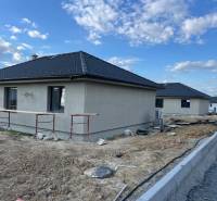 Ponúkame na predaj 4 izbový byt v rodinnom dome s pozemkom - Domy s modernými strechami na ulici Vyšná Šebastová, vedľa rodinného domu v rozvoji.