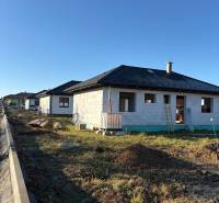 Ponúkame na predaj 4 izbový byt v rodinnom dome s pozemkom - Rozostavaný rodinný dom na ulici Vyšná Šebastová v Prešove za slnečného počasia.