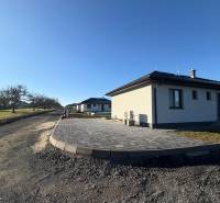 Ponúkame na predaj 4 izbový byt v rodinnom dome s pozemkom - Rodinný dom na ulici Vyšná Šebastová v Prešove, dláždená terasa, jasná modrá obloha.