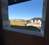 Ponúkame na predaj 4 izbový byt v rodinnom dome s pozemkom - Výhľad z rodinného domu vo Vyšnej Šebastovej na prírodu a susedný dom.