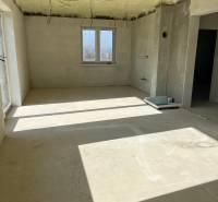 Ponúkame na predaj 4 izbový byt v rodinnom dome s pozemkom - Priestranná miestnosť v rodinnom dome na ulici Vyšná Šebastová so surovou omietkou a káblami.