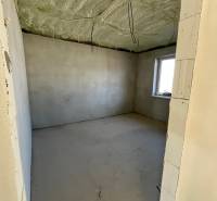 Ponúkame na predaj 4 izbový byt v rodinnom dome s pozemkom - Izba vo výstavbe s oknom, tepelne izolovaný strop, v Rodinnom dome Vyšná Šebastová.