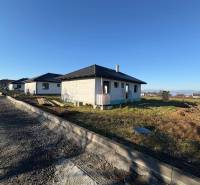 Ponúkame na predaj 4 izbový byt v rodinnom dome s pozemkom - Rodinný dom vo výstavbe na ulici Vyšná Šebastová v Prešove pod jasnou oblohou.