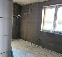 Ponúkame na predaj 4 izbový byt v rodinnom dome s pozemkom - Miestnosť vo výstavbe na ulici Vyšná Šebastová s pohľadom na Rodinný dom, okenné otvory.