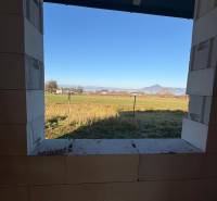 Ponúkame na predaj 4 izbový byt v rodinnom dome s pozemkom - Výhľad z okna v rodinnom dome na Vyšnej Šebastovej v Prešove.