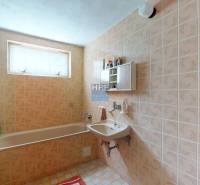 Na predaj rod. dom v obci Radošovce - Vieska, okr. Skalica. - Kúpeľňa v rodinnom dome so starším obkladom, vaňou a umývadlom.