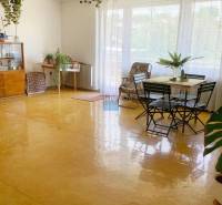 Na predaj rod. dom v obci Radošovce - Vieska, okr. Skalica. - Priestranná svetlá obývačka, podlaha s dreveným dekorom, nábytok a rastliny v rodinnom dome.