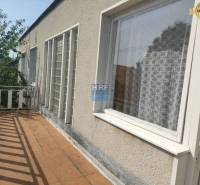 Na predaj rod. dom v obci Radošovce - Vieska, okr. Skalica. - Balkón rodinného domu na ulici Vieska v meste Radošovce s dreveným zábradlím.