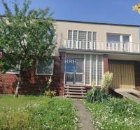 Na predaj rod. dom v obci Radošovce - Vieska, okr. Skalica. - Rodinný dom na ulici Vieska v Radošovciach s tehlovou fasádou a záhradou.