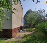 Na predaj rod. dom v obci Radošovce - Vieska, okr. Skalica. - Záhrada pri rodinnom dome na Vieske v Radošovciach s chodníkom a plotom.