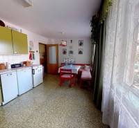 Na predaj rod. dom v obci Radošovce - Vieska, okr. Skalica. - Kuchyňa v rodinnom dome s retro nábytkom, stolom, veľkým oknom a dekoráciami.