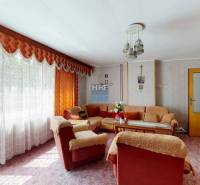 Na predaj rod. dom v obci Radošovce - Vieska, okr. Skalica. - Obývačka v rodinnom dome s kvetinovou tapetou, mäkkou sedacou súpravou a dlhým závesom.