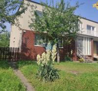 Na predaj rod. dom v obci Radošovce - Vieska, okr. Skalica. - Rodinný dom na Vieske v Radošovciach so záhradou a balkónom z tehál a omietky.