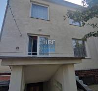 Na predaj rod. dom v obci Radošovce - Vieska, okr. Skalica. - Rodinný dom v Radošovciach na Vieske s vonkajším schodiskom a bielou fasádou.