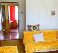 Na predaj rod. dom v obci Radošovce - Vieska, okr. Skalica. - Obývacia izba v rodinnom dome s farebnými dekami a polstrovaním na sedačkách.