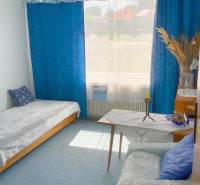 Na predaj rod. dom v obci Radošovce - Vieska, okr. Skalica. - Izba v rodinnom dome s modrými závesmi, sedačkou a posteľou.