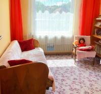 Na predaj rod. dom v obci Radošovce - Vieska, okr. Skalica. - Izba v Rodinnom dome s kvetovaným kobercom, pohovkou a poličkami.