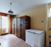 Na predaj rod. dom v obci Radošovce - Vieska, okr. Skalica. - Interiér rodinného domu s mrazničkou, skrinkami a veľkým oknom.