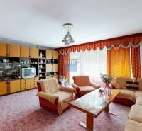 Na predaj rod. dom v obci Radošovce - Vieska, okr. Skalica. - Obývacia izba v Rodinnom dome so sedacou súpravou, obývačkovou stenou a kvetmi.