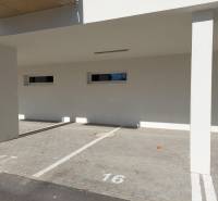 Nájom garsónka, 34 m2 | kryté parkovanie | Odevná, Trenčín - Kryté parkovacie miesto na Odevnej ulici v Trenčíne, miesto s číslom šestnásť.