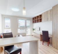 Nájom garsónka, 34 m2 | kryté parkovanie | Odevná, Trenčín - Garsónka s drevenou kuchynskou linkou, sedačkou a pracovným stolom. Svetlá a priestranná.