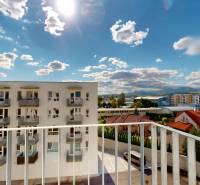 Nájom garsónka, 34 m2 | kryté parkovanie | Odevná, Trenčín - Výhľad na bytovky a hory z balkóna garsónky v Trenčíne na Odevnej ulici.