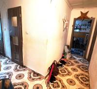 HD reality, Predaj 2-izbového bytu, Veľký Krtíš - Chodba v 2-izbovom byte s dekoratívnou dlažbou a nábytkom.