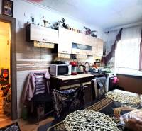 HD reality, Predaj 2-izbového bytu, Veľký Krtíš - Kuchyňa v 2-izbovom byte so svetlou podlahou s dreveným dekorom a bohatým zariadením.