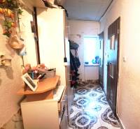 HD reality, Predaj 2-izbového bytu, Veľký Krtíš - Chodba so skrinkami a dekoráciami v 2-izbovom byte. Vľavo vešiaky, vpravo dvere.