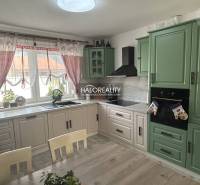 REZERVOVANÉ - Predaj, rodinný dom Malinová - NOVOSTA... - Kuchyňa v rodinnom dome s dreveným nábytkom a závesmi.