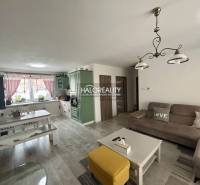 REZERVOVANÉ - Predaj, rodinný dom Malinová - NOVOSTA... - Obývačka v rodinnom dome so sedacou súpravou, stolom a kuchynskou linkou.