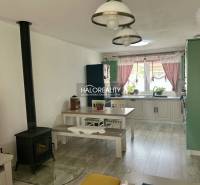 REZERVOVANÉ - Predaj, rodinný dom Malinová - NOVOSTA... - Interiér rodinného domu s kuchyňou, jedálenským stolom a kachľovou pecou.