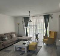 REZERVOVANÉ - Predaj, rodinný dom Malinová - NOVOSTA... - Obývacia izba v rodinnom dome s pohodlnou sedačkou a žltým kreslom.