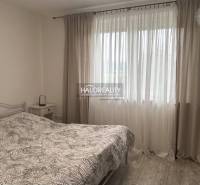 REZERVOVANÉ - Predaj, rodinný dom Malinová - NOVOSTA... - Spálňa s posteľou a závesmi v rodinnom dome, svetlá atmosféra.