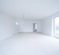 RODINNÝ DOM – dvojdom, na Ul. Ivana Braunera v Nitre - NOVOSTAVBA.  - Priestranná svetlá miestnosť v rodinnom dome s veľkými oknami.