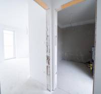 RODINNÝ DOM – dvojdom, na Ul. Ivana Braunera v Nitre - NOVOSTAVBA.  - Interiér rodinného domu s dvoma miestnosťami, pripravený na dokončenie.