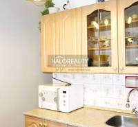 Predaj, trojizbový byt s vlastnou garážou Malacky, C... - Kuchyňa v 3-izbovom byte so skrinkami, mikrovlnnou rúrou a umývadlom.