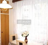 Predaj, trojizbový byt s vlastnou garážou Malacky, C... - Kuchyňa v 3-izbovom byte s chladničkou a stolom, kde sú kvety vo váze.