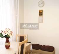 Predaj, trojizbový byt s vlastnou garážou Malacky, C... - Jedálenský kút v 3-izbovom byte s kvetom na stole a bielou záclonou.