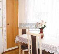 Predaj, trojizbový byt s vlastnou garážou Malacky, C... - Jedáleň v 3-izbovom byte s podlahou s dreveným dekorom a svetlými závesmi.