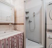 VÝBORNÁ CENA  3 izbový byt Armádna ulica v Trenčíne  - Kúpeľňa v 3-izbovom byte s práčkou, sprchovým kútom a umývadlom so závesom.
