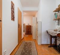 VÝBORNÁ CENA  3 izbový byt Armádna ulica v Trenčíne  - Predsieň v 3-izbovom byte s dlažbou, drevenou poličkou a dekoratívnymi predmetmi.