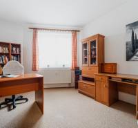 VÝBORNÁ CENA  3 izbový byt Armádna ulica v Trenčíne  - Pracovňa s knihovnicou v 3-izbovom byte s dreveným dekorom na nábytku.