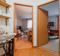 VÝBORNÁ CENA  3 izbový byt Armádna ulica v Trenčíne  - Interiér 3-izbového bytu s dekoračnou keramikou, knižnicou a vstupom do izieb.