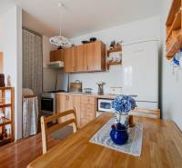 VÝBORNÁ CENA  3 izbový byt Armádna ulica v Trenčíne  - Kuchyňa v 3-izbovom byte s podlahou s dreveným dekorom, útulný a klasický dizajn.