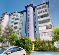 3D, predaj 3 izb. byt, balkón, loggia, klíma, Agátová ul., Dúbravka - Bytový dom na Agátovej ulici v Bratislave - Dúbravke s parkovacími miestami pred vchodom.